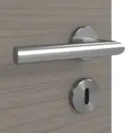 Detailansicht der Oberfläche von LEBO Doppelflügeltür Strukturiert Taupe Versio mit Lichtausschnitt LA 24 mittig inkl. Zarge