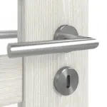 Detailansicht der Oberfläche von CLASSEN Doppelflügeltür Lukka M4 Norwegische Esche CPL mit Lichtausschnitt inkl. Zarge