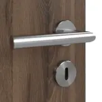 Detailansicht der Oberfläche von HÖRMANN Doppelflügeltür Pure 1 Alpineiche Duradecor DesignLine mit Lichtausschnitt Bandseite mit Zarge