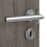 Detailansicht der Oberfläche von HÖRMANN Doppelflügeltür Pure 1 Gebürstete Lärche dunkel Duradecor DesignLine mit Lichtausschnitt Bandseite mit Zarge