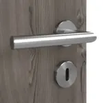 Detailansicht der Oberfläche von HÖRMANN Doppelflügeltür Pure 1 Gebürstete Lärche dunkel Duradecor DesignLine mit Lichtausschnitt mittig mit Zarge