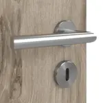 Detailansicht der Oberfläche von HÖRMANN Doppelflügeltür Pure 1 Nordeiche Duradecor DesignLine mit Lichtausschnitt mittig mit Zarge