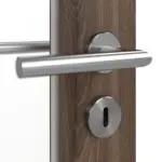 Detailansicht der Oberfläche von HÖRMANN Doppelflügeltür Pure 1 Alpineiche Duradecor DesignLine mit Lichtausschnitt Schlossseite mit Zarge