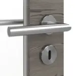 Detailansicht der Oberfläche von HÖRMANN Doppelflügeltür Pure 1 Gebürstete Lärche dunkel quer Duradecor DesignLine mit Lichtausschnitt Schlossseite mit Zarge