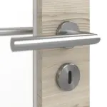 Detailansicht der Oberfläche von HÖRMANN Doppelflügeltür Pure 1 Gebürstete Lärche hell quer Duradecor DesignLine mit Lichtausschnitt Schlossseite mit Zarge