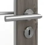 Detailansicht der Oberfläche von HÖRMANN Doppelflügeltür Pure 1 Gebürstete Lärche dunkel Duradecor DesignLine mit Lichtausschnitt Schlossseite mit Zarge