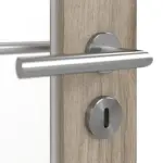 Detailansicht der Oberfläche von HÖRMANN Doppelflügeltür Pure 1 Nordeiche Duradecor DesignLine mit Lichtausschnitt Schlossseite mit Zarge