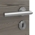 Detailansicht der Oberfläche von HÖRMANN Doppelflügeltür Pure 1 Gebürstete Lärche dunkel quer Duradecor DesignLine mit Lichtausschnitt quer mit Zarge