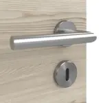 Detailansicht der Oberfläche von HÖRMANN Doppelflügeltür Pure 1 Gebürstete Lärche hell quer Duradecor DesignLine mit Lichtausschnitt quer mit Zarge