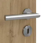 Detailansicht der Oberfläche von HÖRMANN Doppelflügeltür Pure 1 Natureiche Duradecor DesignLine mit Lichtausschnitt quer mit Zarge