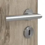 Detailansicht der Oberfläche von HÖRMANN Doppelflügeltür Pure 1 Nordeiche Duradecor DesignLine mit Lichtausschnitt quer mit Zarge