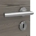 Detailansicht der Oberfläche von HÖRMANN Doppelflügeltür Pure 2 Gebürstete Lärche dunkel quer Duradecor DesignLine mit Lichtausschnitt quer mit Zarge