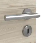 Detailansicht der Oberfläche von HÖRMANN Doppelflügeltür Pure 2 Gebürstete Lärche hell quer Duradecor DesignLine mit Lichtausschnitt quer mit Zarge