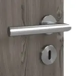 Detailansicht der Oberfläche von HÖRMANN Doppelflügeltür Pure 2 Gebürstete Lärche dunkel Duradecor DesignLine mit Lichtausschnitt quer mit Zarge