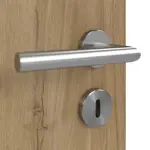 Detailansicht der Oberfläche von HÖRMANN Doppelflügeltür Pure 2 Natureiche Duradecor DesignLine mit Lichtausschnitt quer mit Zarge