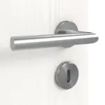 Detailansicht der Oberfläche von HÖRMANN Doppelflügeltür Pure 2 Gebürstetes Weiß Duradecor DesignLine mit Lichtausschnitt quer mit bündiger Lisene Plain 79-7 mit Zarge