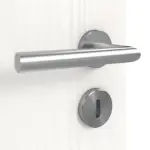 Detailansicht der Oberfläche von HÖRMANN Doppelflügeltür Pure 2 Gebürstetes Weiß Duradecor DesignLine mit Lichtausschnitt quer mit bündiger Lisene Plain 80-7 mit Zarge