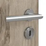 Detailansicht der Oberfläche von HÖRMANN Doppelflügeltür Pure 2 Nordeiche Duradecor DesignLine mit Lichtausschnitt quer mit bündiger Lisene Plain 80-7 mit Zarge