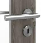 Detailansicht der Oberfläche von HÖRMANN Doppelflügeltür Rail 1 Gebürstete Lärche dunkel Duradecor DesignLine mit Zarge