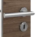 Detailansicht der Oberfläche von HÖRMANN Doppelflügeltür Rail 2 Alpineiche quer Duradecor DesignLine mit Zarge