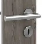 Detailansicht der Oberfläche von HÖRMANN Doppelflügeltür Rail 2 Gebürstete Lärche dunkel Duradecor DesignLine mit Zarge