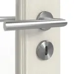 Detailansicht der Oberfläche von Doppelflügeltür TE-19 Nordische Fichte astarm gebürstet weiß lackiert Massivholz mit Zarge