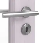 Detailansicht der Oberfläche von Doppelflügeltür TE-23 Fichte astarm weiß pigmentiert lackiert Massivholz mit Zarge