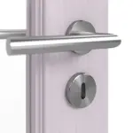 Detailansicht der Oberfläche von Doppelflügeltür TE-24 Fichte astarm weiß pigmentiert lackiert Massivholz mit Zarge