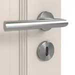 Detailansicht der Oberfläche von Doppelflügeltür TE-27 Fichte astig weiß pigmentiert lackiert Massivholz mit Zarge