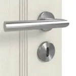 Detailansicht der Oberfläche von Doppelflügeltür TE-27 Nordische Fichte astarm gebürstet weiß lackiert Massivholz mit Zarge