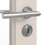 Detailansicht der Oberfläche von Doppelflügeltür TE-29 Fichte astig weiß pigmentiert lackiert Massivholz mit Zarge