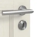 Detailansicht der Oberfläche von Doppelflügeltür TE-3 Nordische Fichte astarm gebürstet weiß lackiert Massivholz mit Zarge