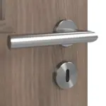 Detailansicht der Oberfläche von CLASSEN Doppelflügeltür Tetyda M2 Esche Graphit Iridium mit Lichtausschnitt inkl. Zarge