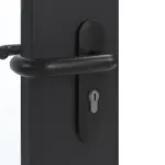 Detailansicht der Oberfläche von GARANT Rauchschutztür Matt RAL 9005 G-TEC mit Lichtausschnitt LA-DIN