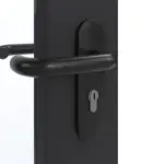 Detailansicht der Oberfläche von GARANT Rauchschutztür Matt RAL 9005 G-TEC mit Lichtausschnitt LA-4 schlossseitig