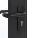 Detailansicht der Oberfläche von GARANT Rauchschutztür Matt RAL 9005 G-TEC mit Lichtausschnitt LA-5 schlossseitig