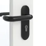 Detailansicht der Oberfläche von GARANT Rauchschutztür Matt Weißlack 9016 G-TEC mit Lichtausschnitt LA-5 schlossseitig