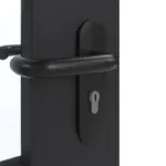 Detailansicht der Oberfläche von GARANT Rauchschutztür Matt RAL 9005 G-TEC mit Lichtausschnitt LA-6