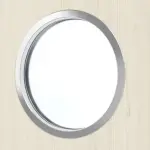 Detailbild des Lichtausschnitts von Lärche lasiert LA Bullauge Basic Durat Schiebetür - Huga