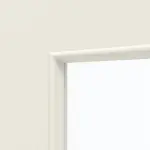 Detailansicht des Lichtausschnitts von GARANT Doppelflügeltür Corona 834 Weißlack 9010 CePaL mit Lichtausschnitt LA-4 schlossseitig mit Zarge