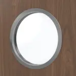 Detailansicht des Lichtausschnitts von WESTAG Doppelflügeltür Nussbaum Trentino NU 717 Portalit CPL mit Lichtausschnitt Bullauge LA-KR 350 inkl. Zarge