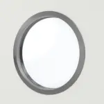 Detailansicht des Lichtausschnitts von WESTAG Doppelflügeltür Sira Weiß ähnl. RAL 9003 Westalack Soft mit Lichtausschnitt Bullauge LA-KR 350 inkl. Zarge