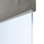 Detailansicht des Lichtausschnitts von HÖRMANN Doppelflügeltür Pure 1 Gebürstete Lärche dunkel quer Duradecor DesignLine mit Lichtausschnitt quer mit Zarge