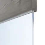 Detailansicht des Lichtausschnitts von HÖRMANN Doppelflügeltür Pure 2 Gebürstete Lärche dunkel quer Duradecor DesignLine mit Lichtausschnitt quer mit Zarge