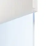 Detailansicht des Lichtausschnitts von HÖRMANN Doppelflügeltür Pure 2 Gebürstetes Weiß Duradecor DesignLine mit Lichtausschnitt quer mit Zarge