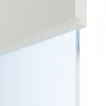Detailansicht des Lichtausschnitts von HÖRMANN Doppelflügeltür Pure 2 Weißlack DesignLine mit Lichtausschnitt quer mit Lisene Steel 79 mit Zarge