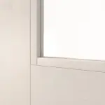 Detailansicht des Lichtausschnitts von Doppelflügeltür TM-33 Fichte astig weiß pigmentiert lackiert Massivholz mit Zarge