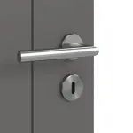 Detailansicht der Oberfläche von Huga Innentür Signum 13 Hygge grau RAL 7037 Lack Concept mit Lichtausschnitt LA 24 mittig