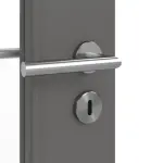 Detailansicht der Oberfläche von Huga Innentür Signum 29 Hygge grau RAL 7037 Lack Concept mit Lichtausschnitt LA 24 schlossseitig