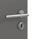 Detailansicht der Oberfläche von Huga Innentür Signum 31 Hygge grau RAL 7037 Lack Concept mit Lichtausschnitt LA 24 mittig